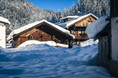 Sappada 'daki Ice Dawn' da karla kaplı evler. Dolomitlerin Manzarası.