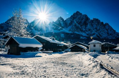Sappada 'daki Ice Dawn' da karla kaplı evler. Dolomitlerin Manzarası.