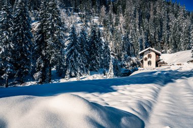 Sappada 'daki Ice Dawn' da gün ışığında bir kulübe. Dolomitlerin Manzaralı Görünümü.