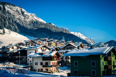 Sappada 'da şafak vakti köyün gündüz manzarası. Dolomitlerin sahne görünümü.