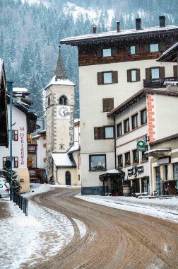 Canazei 'nin mimarisi, Val di Fassa' nın mücevheri yoğun kar altında, İtalya 