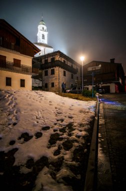 Sauris Comune 'un Akşamüstü Sauris Karnavalı sırasında eski mimarisi, İtalya 