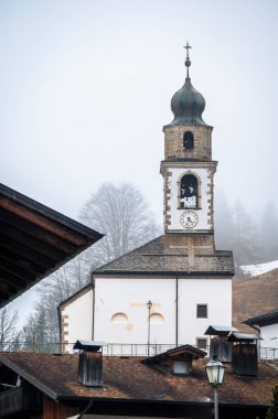 Sauris Comune 'un Eski Mimarisi Sauris Karnavalı Gündüz, İtalya 