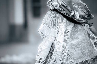 Sauris 'ten Tahta Maskelerle Eski Karnaval' ı Kutlayan Kapalı Yüzlü İnsanlar. Baharın gelişi için Karnianın Büyüsü