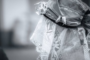 Sauris 'ten Tahta Maskelerle Eski Karnaval' ı Kutlayan Kapalı Yüzlü İnsanlar. Baharın gelişi için Karnianın Büyüsü