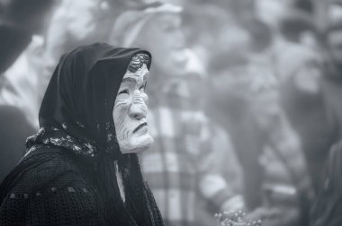 Sauris 'ten gelen ahşap maskeli insanların katıldığı eski bir karnaval kutlaması. Baharın gelişi için Karnianın Büyüsü