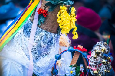 Sauris 'ten Tahta Maskelerle Eski Karnaval' ı Kutlayan Kapalı Yüzlü İnsanlar. Baharın gelişi için Karnianın Büyüsü