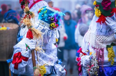 Sauris 'ten Tahta Maskelerle Eski Karnaval' ı Kutlayan Kapalı Yüzlü İnsanlar. Baharın gelişi için Karnianın Büyüsü