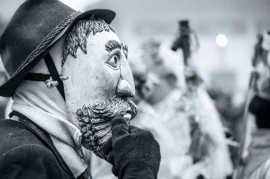 Sauris 'ten gelen ahşap maskeli insanların katıldığı eski bir karnaval kutlaması. Baharın gelişi için Karnianın Büyüsü