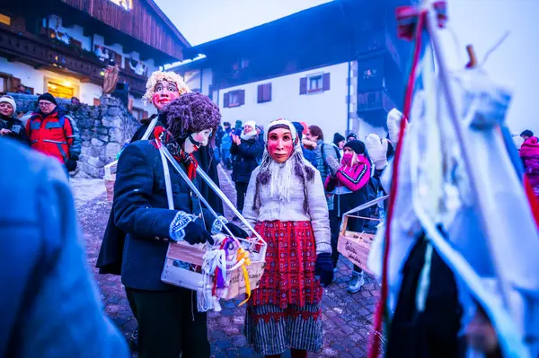 İnsanlar Sauris 'ten gelen tahta maskelerle Antik Karnaval' ı kutluyorlar. Baharın gelişi için Karnianın Büyüsü