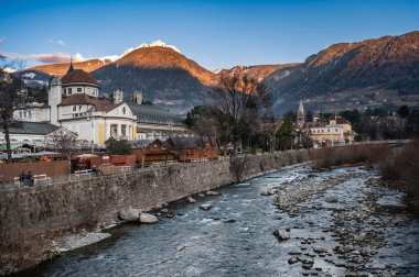 Merano, İtalya 'da dekore edilmiş mimarinin manzarası. Noel büyüsü şehri