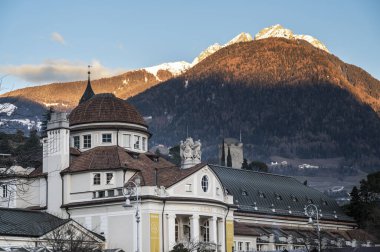 Merano, İtalya 'da dekore edilmiş mimarinin manzarası. Noel büyüsü şehri