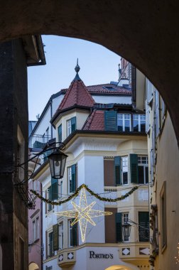 Merano, İtalya 'da dekore edilmiş mimarinin manzarası. Noel büyüsü şehri