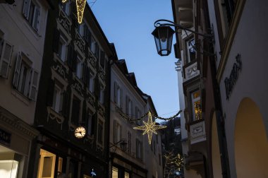 Merano, İtalya 'da dekore edilmiş mimarinin manzarası. Noel büyüsü şehri
