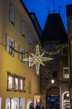 Merano, İtalya 'da dekore edilmiş mimarinin manzarası. Noel büyüsü şehri