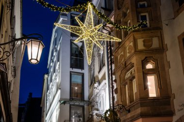 Merano, İtalya 'da dekore edilmiş mimarinin manzarası. Noel büyüsü şehri