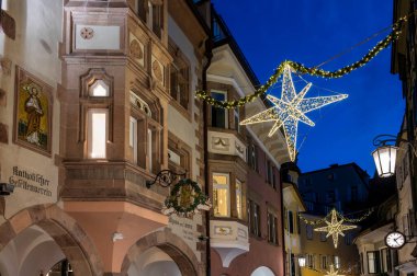 Merano, İtalya 'da dekore edilmiş mimarinin manzarası. Noel büyüsü şehri
