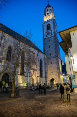 Merano, İtalya 'da dekore edilmiş mimarinin manzarası. Noel büyüsü şehri