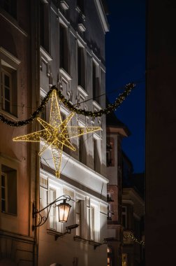 Merano, İtalya 'da dekore edilmiş mimarinin manzarası. Noel büyüsü şehri