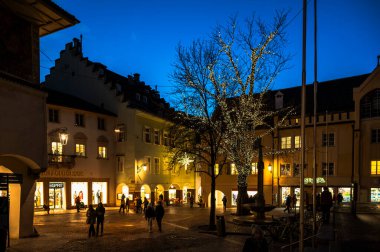Merano, İtalya 'da dekore edilmiş mimarinin manzarası. Noel büyüsü şehri