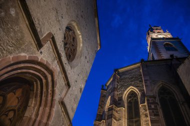 Merano, İtalya 'da dekore edilmiş mimarinin manzarası. Noel büyüsü şehri