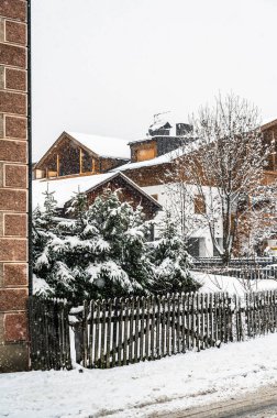 San Candido 'da kış manzarası. Noel zamanı kar altında Sihirli Val Pusteria