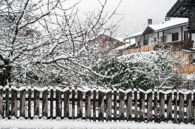 San Candido 'da kış manzarası. Noel zamanı kar altında Sihirli Val Pusteria