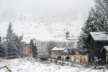 San Candido 'da Noel pazarında yürüyen turistler. Sihirli Val Pusteria Kar Altında.