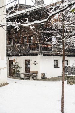 San Candido 'da kış manzarası. Noel zamanı kar altında Sihirli Val Pusteria