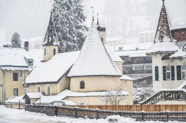 San Candido 'da kış manzarası. Noel zamanı kar altında Sihirli Val Pusteria