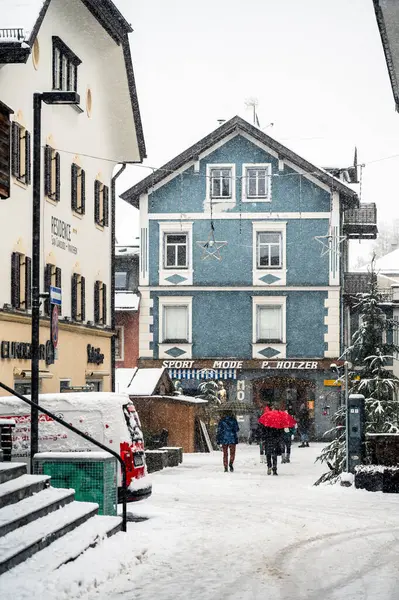 San Candido 'da Noel pazarında yürüyen turistler. Sihirli Val Pusteria Kar Altında.