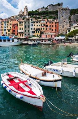 Liguria 'yı hayal et. Portovenere, denize yansıyan bir köy..