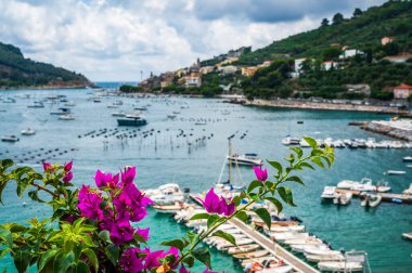 Liguria 'yı hayal et. Portovenere, denize yansıyan bir köy..