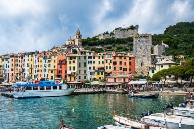 Liguria 'yı hayal et. Portovenere, denize yansıyan bir köy..