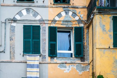 Liguria 'yı hayal et. Portovenere köyünün mimarisi