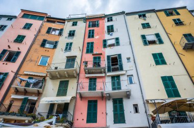 Liguria 'yı hayal et. Portovenere köyünün mimarisi