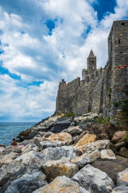 Liguria 'yı hayal et. Portovenere, denize yansıyan bir köy..