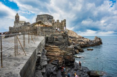 Liguria 'yı hayal et. Portovenere, denize yansıyan bir köy..