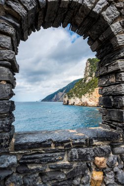 Liguria 'yı hayal et. Portovenere, denize yansıyan bir köy..