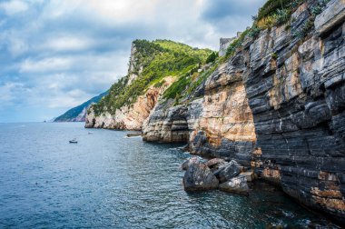 Liguria 'yı hayal et. Portovenere, denize yansıyan bir köy..