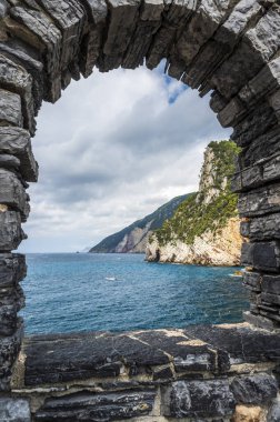 Liguria 'yı hayal et. Portovenere, denize yansıyan bir köy..