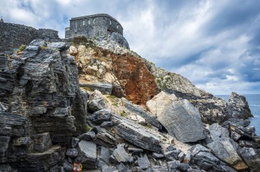 Liguria 'yı hayal et. Portovenere, denize yansıyan bir köy..