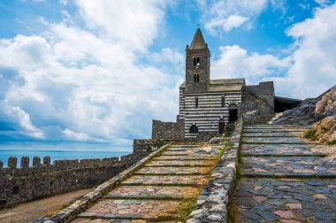 Liguria 'yı hayal et. Portovenere, denize yansıyan bir köy..