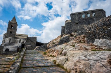 Liguria 'yı hayal et. Portovenere köyünün mimarisi