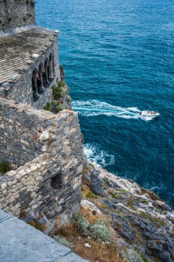 Liguria 'yı hayal et. Portovenere, denize yansıyan bir köy..