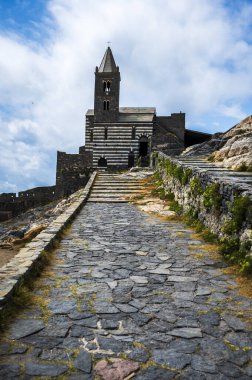 Liguria 'yı hayal et. Portovenere köyünün mimarisi