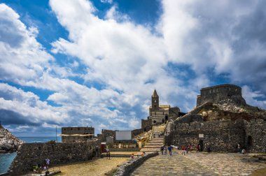 Liguria 'yı hayal et. Portovenere, denize yansıyan bir köy..