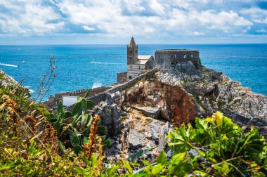 Liguria 'yı hayal et. Portovenere, denize yansıyan bir köy..