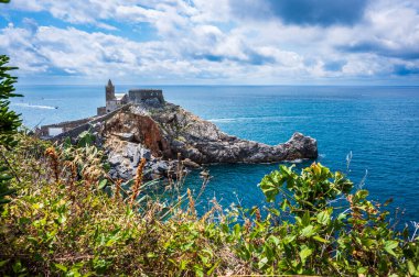 Liguria 'yı hayal et. Portovenere, denize yansıyan bir köy..