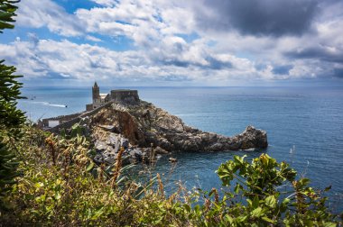 Liguria 'yı hayal et. Portovenere, denize yansıyan bir köy..